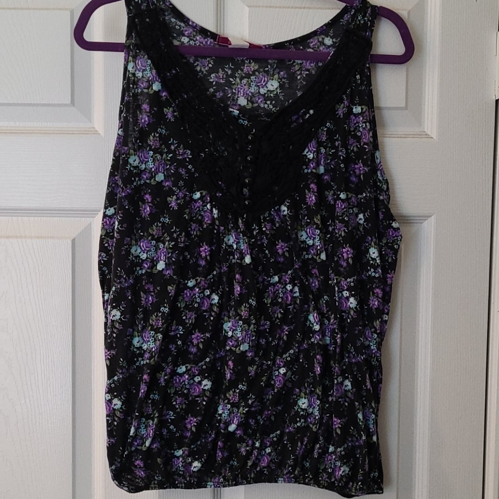 Pretty crochet button sleeveless shirt.